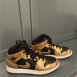 Nike air black and gold size 6Y great condition!